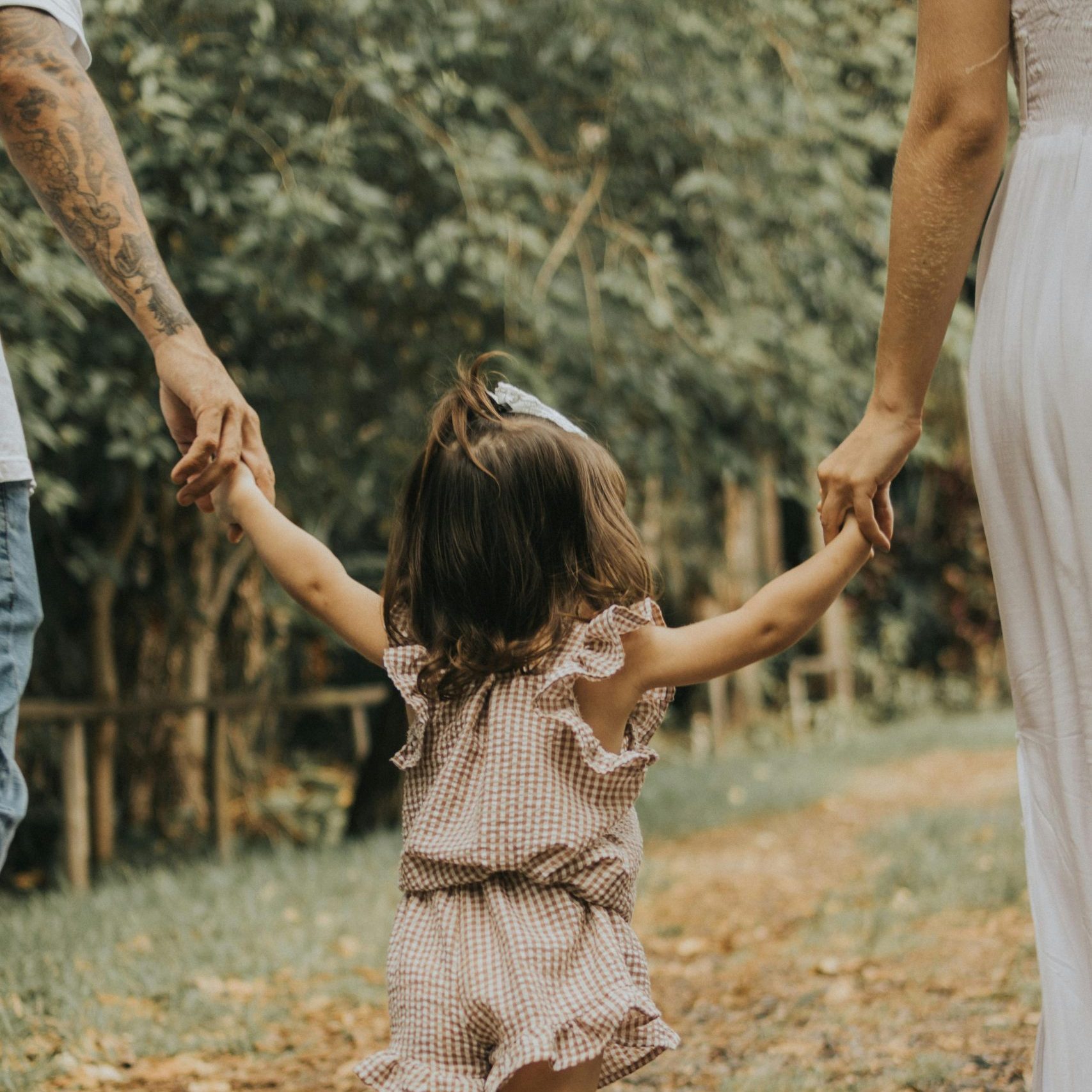 Kind mit Eltern Elternversprechen fürs Kinderwillkommensfest schreiben Lüneburg Freie Taufe, Lüneburger Heide, Winsen, Soltau, Bad Bevensen, Geesthacht, Seevetal